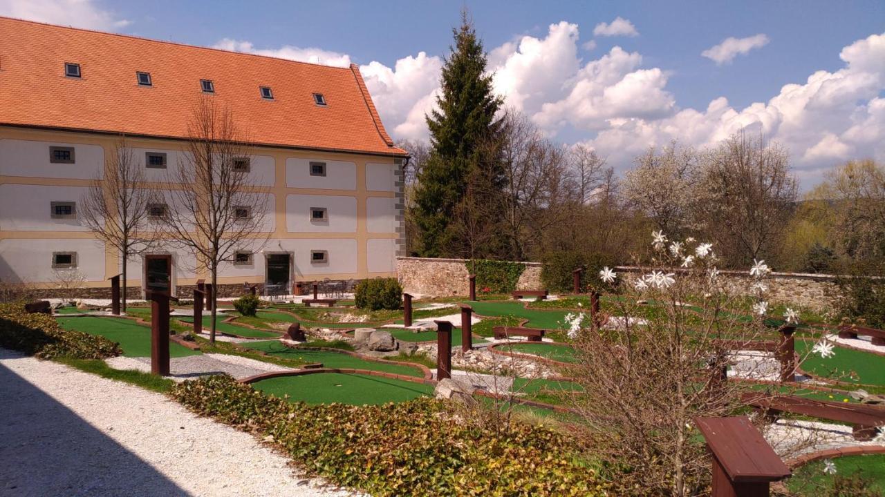 Отель Zamek Hradek U Susice Экстерьер фото