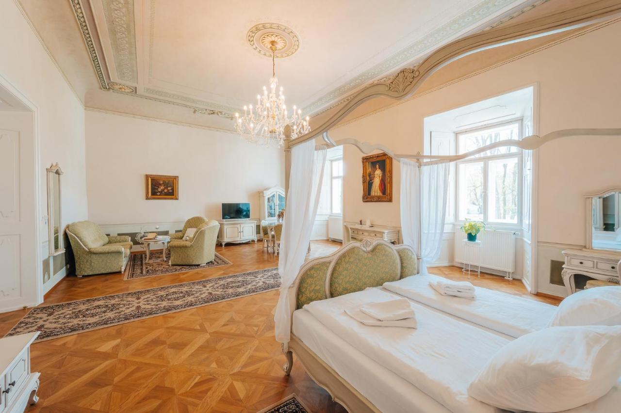 Отель Zamek Hradek U Susice Экстерьер фото