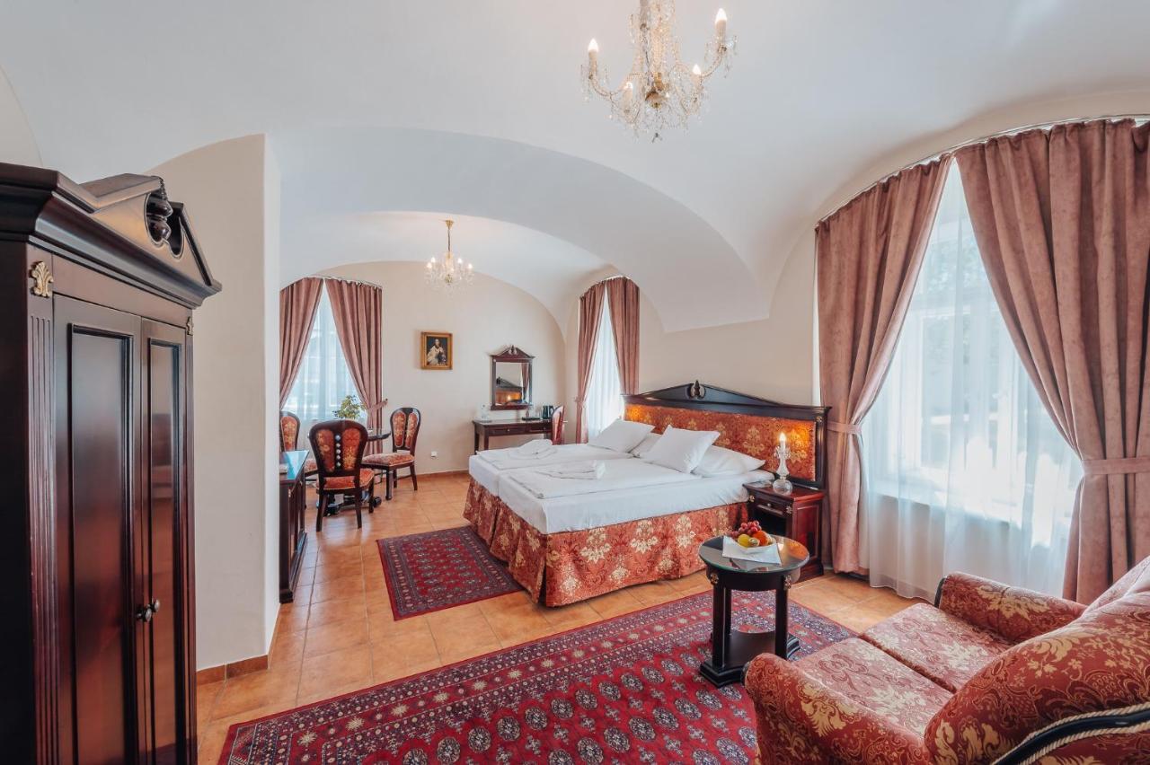 Отель Zamek Hradek U Susice Экстерьер фото